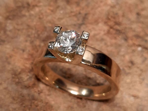 Ring aus 585/- Gold mit Olivin Cabochon  | Goldschmiede Hornung Groen