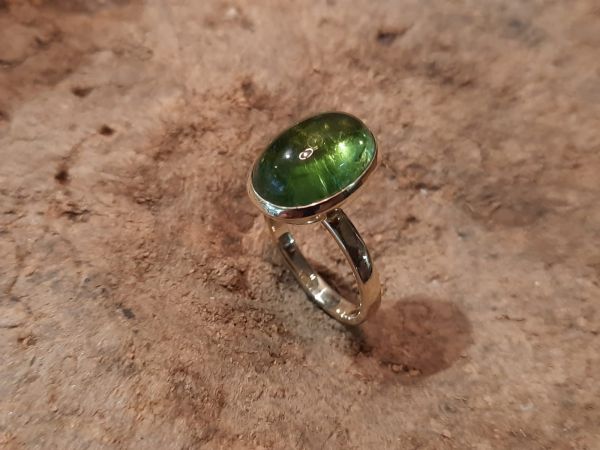 Ring aus 585/- Gold mit Olivin Cabochon  | Goldschmiede Hornung Groen