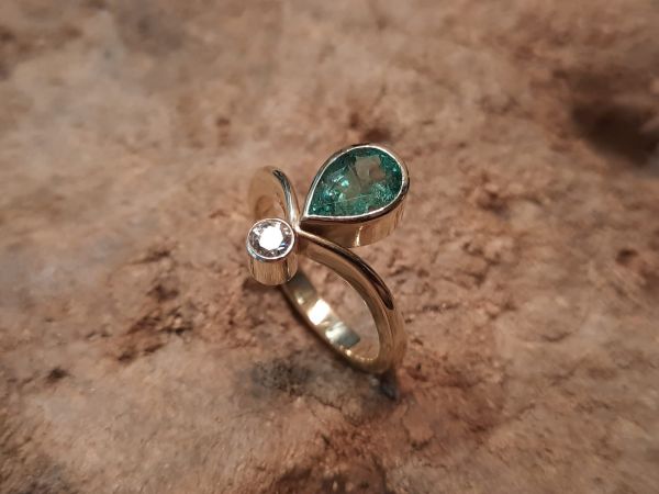 Ring aus Gelbgold mit Brillant und Smaragdtropfen | Goldschmiede Hornung Groen