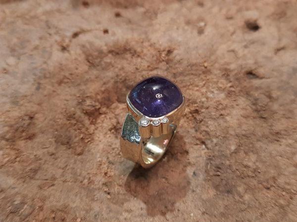 Ring aus 585/- Gold mit Brillantbesatz und seltenem Tansanit Cabochon | Goldschmiede Hornung Groen