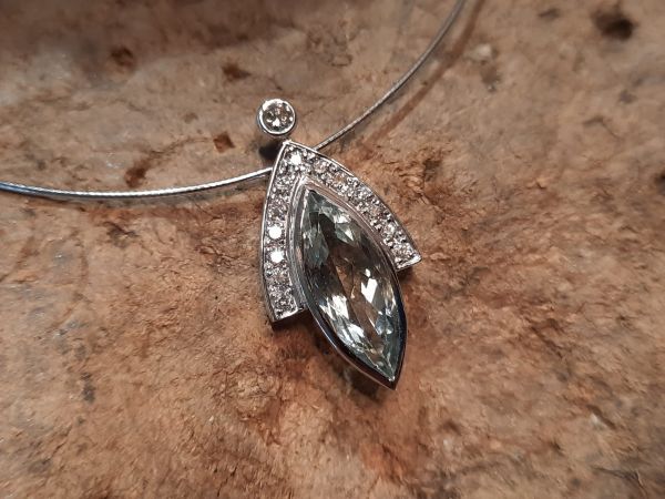 Collier mit Brillantbesatz und Aquamarin | Goldschmiede Hornung Groen
