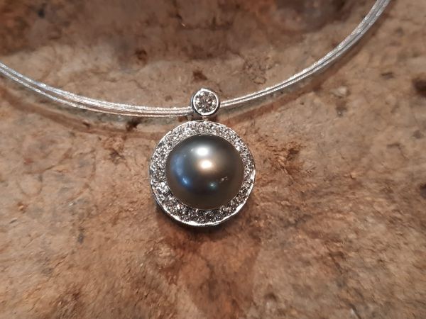 Collier mit feiner Tahiti-Naturperle und Brillanten | Goldschmiede Hornung Groen