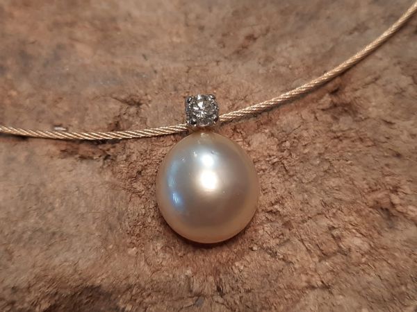 Collier mit Südsee-Naturperle und Brillant | Goldschmiede Hornung Groen