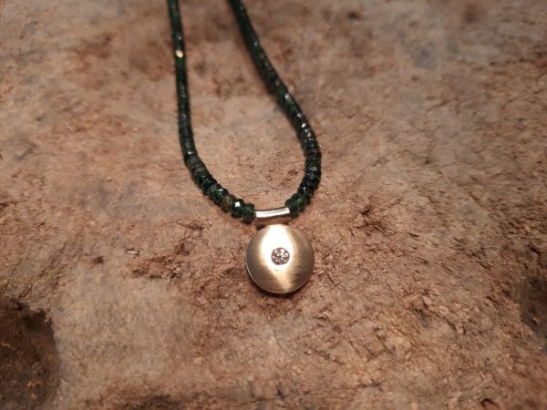Turmalinkette mit Gelbgold-Anhänger und Brillant | Goldschmiede Hornung Groen