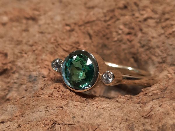 Ring aus 585/- Gold mit Olivin Cabochon  | Goldschmiede Hornung Groen