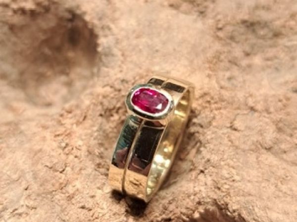 Ring aus 585/- Gold mit Olivin Cabochon  | Goldschmiede Hornung Groen