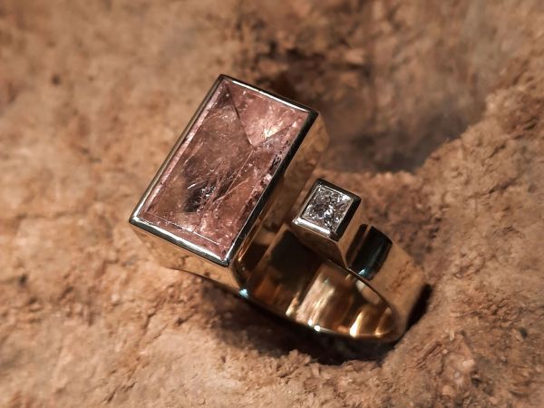 Ring aus 585/- Gold mit Olivin Cabochon  | Goldschmiede Hornung Groen